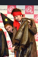 革ジャンを出品するベイビーギャング北見（手前）と、りんたろー（奥）。