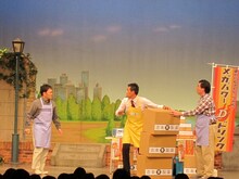 石田靖座長の吉本新喜劇「メガパワーマン登場」一場面。