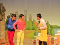 石田靖座長の吉本新喜劇「メガパワーマン登場」一場面。