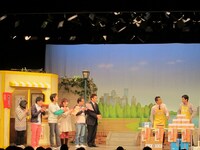 石田靖座長の吉本新喜劇「メガパワーマン登場」一場面。