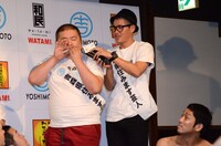 一芸を披露するキューティーブロンズ。オカリナを吹いているのかと思いきや口笛を吹いていた。