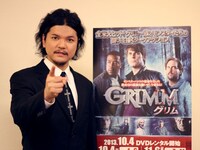 Blu-ray / DVDボックス「GRIMM／グリム」のPR映像に出演しているMr.都市伝説 関暁夫。