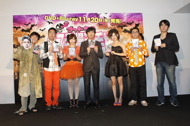 「ゴッドタン キス我慢選手権 THE MOVIE」のBlu-ray＆DVD発売会見に出席した、東京03飯塚、おぎやはぎ小木、紗倉まな、劇団ひとり、葵つかさ、おぎやはぎ矢作、佐久間宣行監督（左から）。