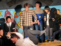 くじらの仰向け土下座。