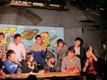 先輩陣のトークに圧倒されて一言も喋っていなかったジンカーズ樋口の第一声は「どーも王子でーす」。