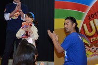 「小・中学生UNO大会2013」国内決勝戦授賞式の様子。