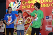 「小・中学生UNO大会2013」国内決勝戦授賞式の様子。