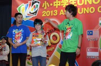 「小・中学生UNO大会2013」国内決勝戦授賞式の様子。