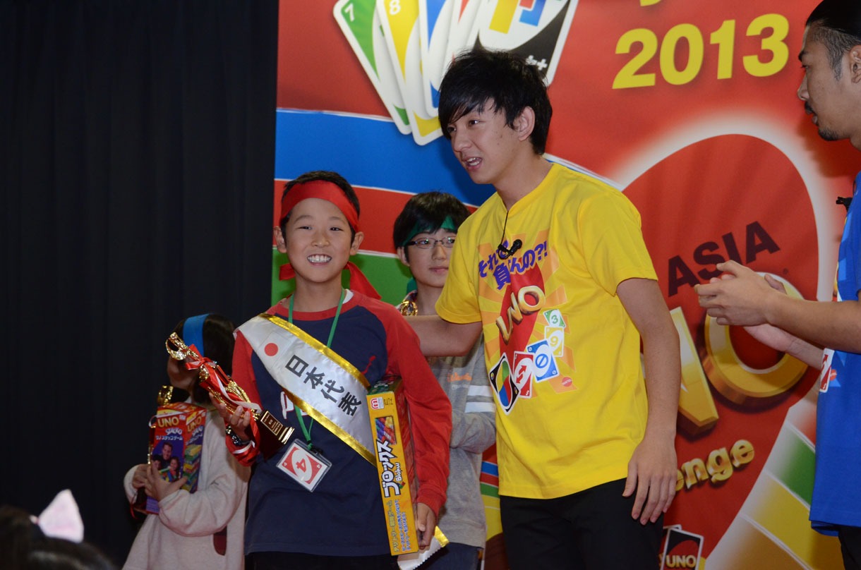 「小・中学生UNO大会2013」国内決勝戦授賞式の様子。