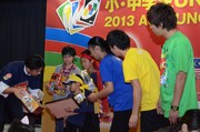 「小・中学生UNO大会2013」国内決勝戦授賞式の様子。