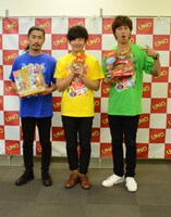 囲み取材に応じた、「マテル・ゲーム大使」のパンサー。