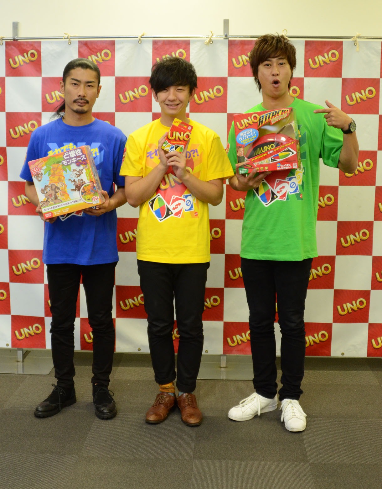 囲み取材に応じた、「マテル・ゲーム大使」のパンサー。