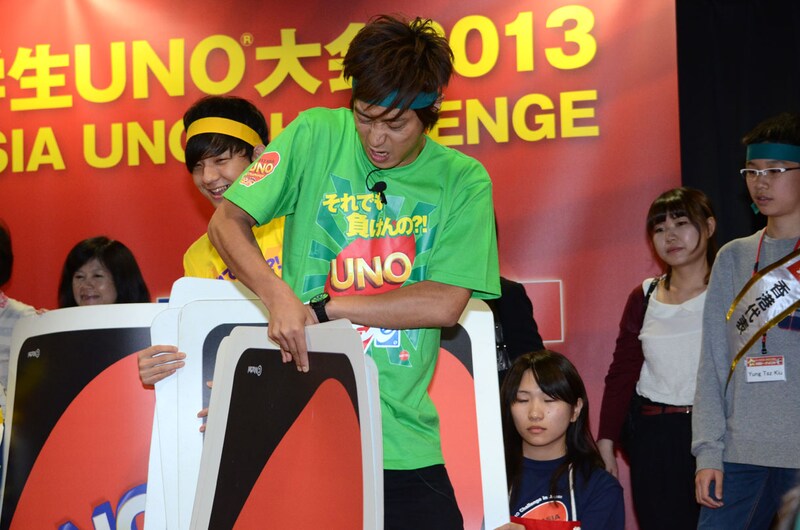 ワイルド・ドロー4カードを出されて巨大ウノカードを一気に4枚引くパンサー尾形。