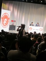 観客の近くであるあるを歌うRG。