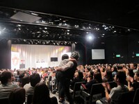 最後RGは息子を抱き上げ、「お前の飯代はこの人がたちが出してくれてるんだよ」と教育。