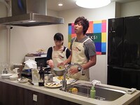 キッチンに立つパンサー尾形（右）。