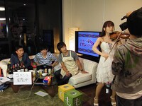 石川綾子のバイオリン演奏が行われたオープニングの様子。