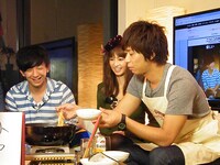 かぼちゃのほうとう鍋を取り分けるパンサー尾形（右）。