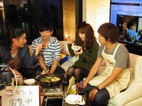 ニコニコ生放送の「パーティーがイオンすぎる件www」に出演したパンサーと、安田美沙子（右から2人目）。