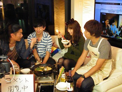 ニコニコ生放送の「パーティーがイオンすぎる件www」に出演したパンサーと、安田美沙子（右から2人目）。