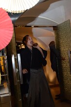 姫の入ったかごを担いて登場するお侍ちゃん。