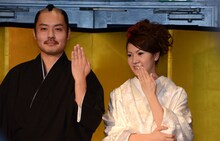 指輪を披露するお侍ちゃん夫婦。