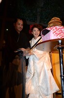 ウエディングケーキならぬウエディングどら焼きに刀を入れる新郎新婦。