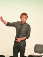 トークライブで観客と会話するヒロシ。