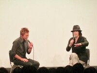 呼んでもないのにラジオに来ることや、かつてたくさんの服やアクセサリーをあげたことを次々語る京本。