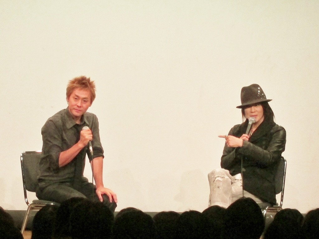 トークライブにシークレットゲストとして登場した京本政樹（右）。