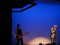 ギターの生演奏で披露した「ヒロシです」。