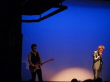 ギターの生演奏で披露した「ヒロシです」。