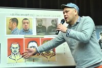 自身が想像で描いた犯罪者のイラストについて解説する野性爆弾・川島。