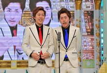 漫才中の吉田たち。(c)MBS