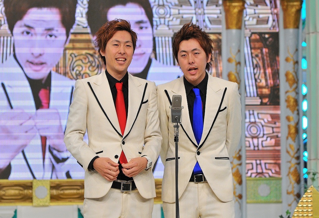 漫才中の吉田たち。(c)MBS