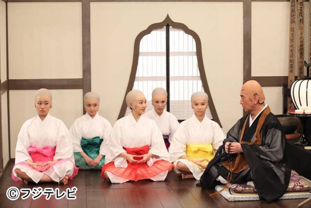 「カスペ！『志村けんのバカ殿様 秋はこれだ！大爆笑スペシャル』」より。“ももクロ坊主”と志村けん。