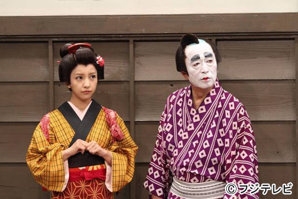不憫な町娘を演じる板野友美（左）とバカ殿（右）。