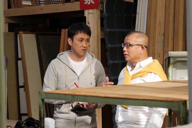 「スジナシ」で鶴瓶と即興ドラマを演じるアンジャッシュ児嶋（左）。(c)CBC