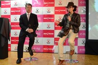 「片桐仁 感涙の大秘宝展～粘土と締切と14年 ～ in UHA味覚糖」を開催する片桐仁と、UHA味覚糖代表取締役社長の山田泰正。