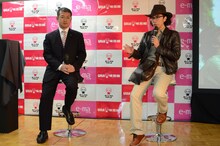 「片桐仁 感涙の大秘宝展～粘土と締切と14年 ～ in UHA味覚糖」を開催する片桐仁と、UHA味覚糖代表取締役社長の山田泰正。