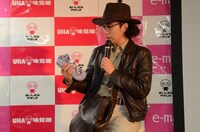 「e-ma-ライオン」を手にする片桐。