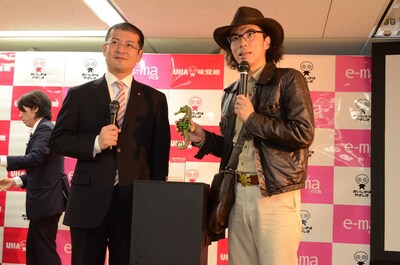 e-maとのコラボレーション作品第2弾、「e-matabノオトシゴ」を披露した片桐仁。