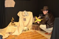 展示を解説する片桐。