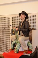 東京での個展の会期中に作り上げたという「便亀（べんき）」について解説する片桐。