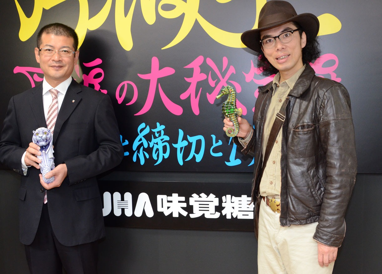 「片桐仁 感涙の大秘宝展～粘土と締切と14年 ～ in UHA味覚糖」を開催する片桐仁と、UHA味覚糖代表取締役社長の山田泰正。