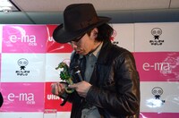 「e-matabノオトシゴ」を実際に使ってみせる片桐。腹部からタブレットが。