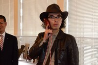 iPhoneケース「鯛フォン」を使用してみせる片桐。ヒレが鋭いためポケットに入れるとビリビリになるという。