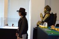 展示を解説する片桐。