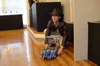 息子がまったく反応を示さなかったという手押し車も展示。