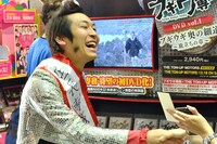 ファンと握手を交わす上杉周大。